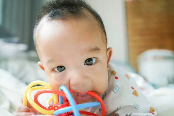 Niño Lactante Arrastrándose Sobre Una Manta Juego Dientes Goma Juguete — Foto de Stock