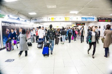 Tren istasyonu taşıma konseptinde yürüyen bulanık insanlar