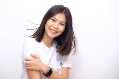 Beyaz arka planda gülümseyen Asyalı güzel kadınlar.