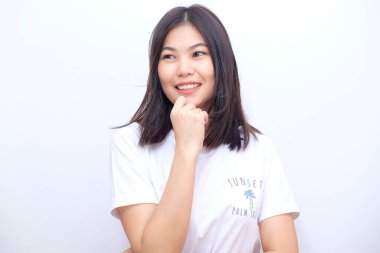 Beyaz arka planda gülümseyen Asyalı güzel kadınlar.