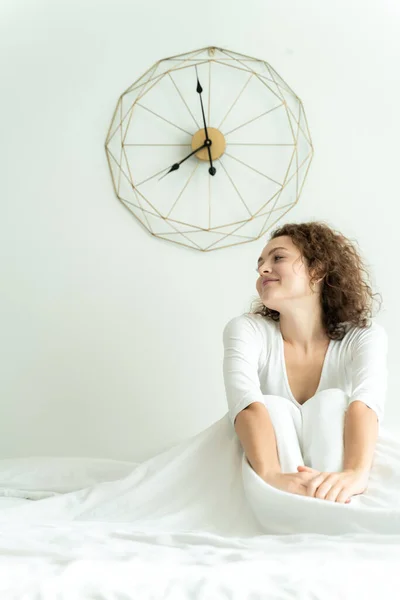 Frauen Dehnen Sich Nach Dem Aufwachen Morgens Auf Weißem Bett — Stockfoto