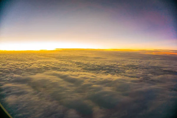 雲の自然景観と朝の日の出の空空中風景 — ストック写真