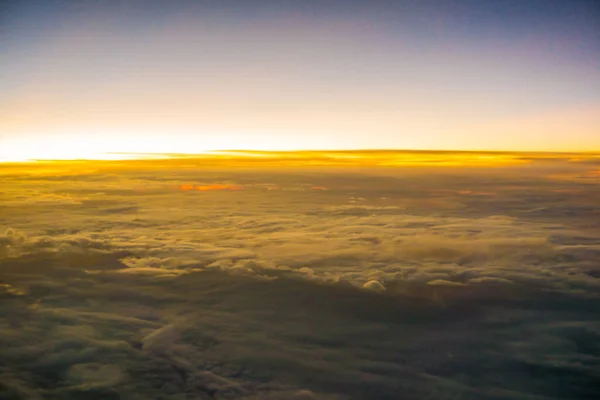 雲の自然景観と朝の日の出の空空中風景 — ストック写真