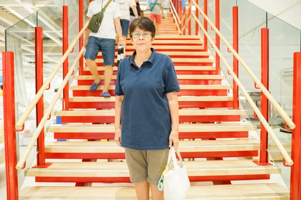 Starsze Azjatyckie Kobiety Zakupy Supermarkecie Rekreacja Starszych Kobiet — Zdjęcie stockowe