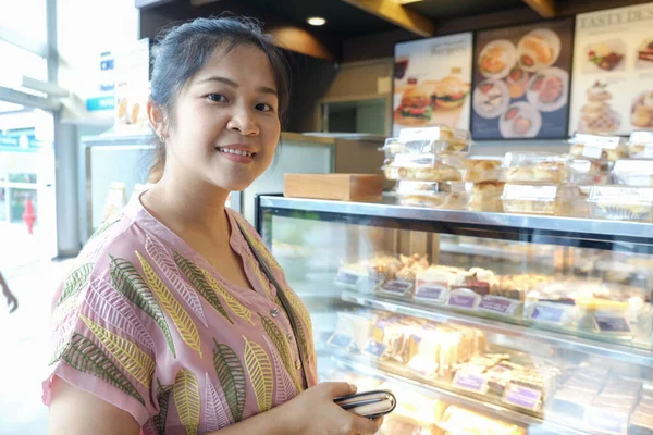 美丽的亚洲女人在咖啡店点咖啡 女人在咖啡店点咖啡 — 图库照片