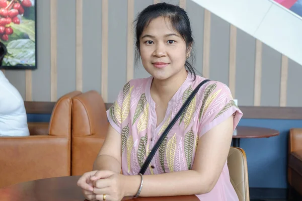 Красивые Азиатские Женщины Заказывают Кофе Кафе Пекарней Женщины Кафе — стоковое фото