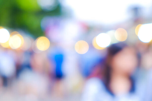 Абстрактные люди, гуляющие на открытом рынке в солнечный день
