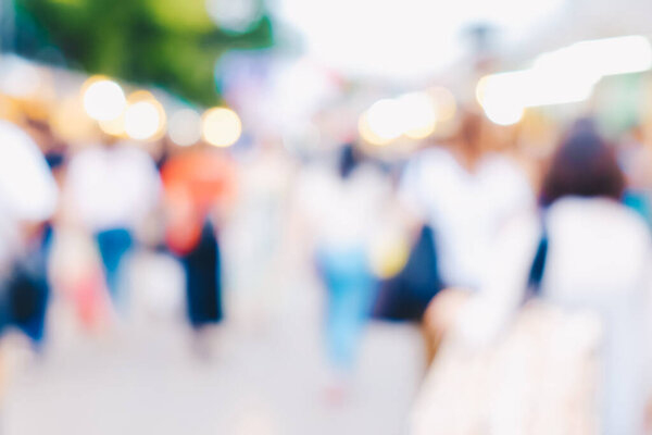 Абстрактные люди, гуляющие на открытом рынке в солнечный день
