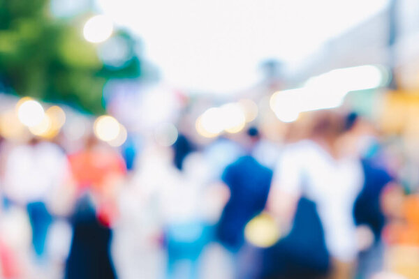 Абстрактные люди, гуляющие на открытом рынке в солнечный день
