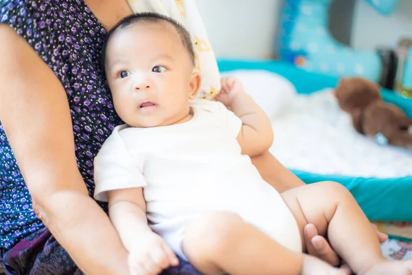 Abuela Cuidar Con Nieto Bebé Niño Acogedora Sala Atención Médica — Foto de Stock