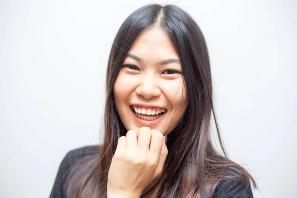 Hermosa Mujer Asiática Feliz Retrato Sonriente Vistiendo Camisa Negra Sobre —  Fotos de Stock