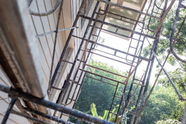 Scaffolding Στο Σύγχρονο Σπίτι Διόγκωση Εξωτερική Ανακαίνιση Βιομηχανία — Φωτογραφία Αρχείου