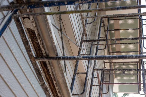 Scaffolding Στο Σύγχρονο Σπίτι Διόγκωση Εξωτερική Ανακαίνιση Βιομηχανία — Φωτογραφία Αρχείου