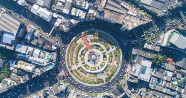 Modern bina yeşil şehir parkı hava manzaralı dairesel kavşak yolu