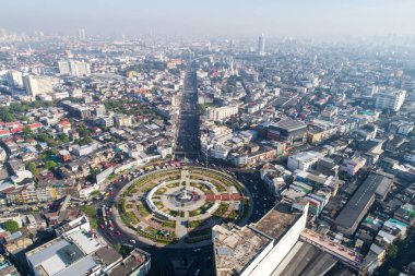 Modern bina yeşil şehir parkı hava manzaralı dairesel kavşak yolu