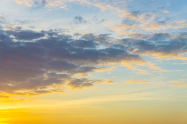 Renkli günbatımı aydınlık gökyüzü ve bulutlu doğa manzarası