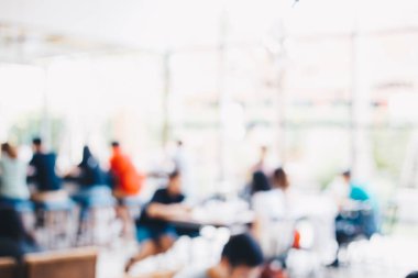 Kafede içki işi geçmişi olan bulanık insanlar.