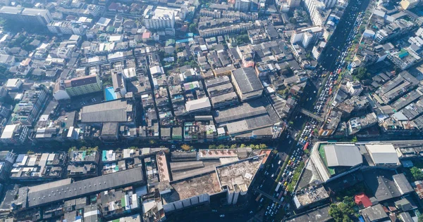 バンコクの家の建物と交通量の多い道路の空中風景とフラット — ストック写真