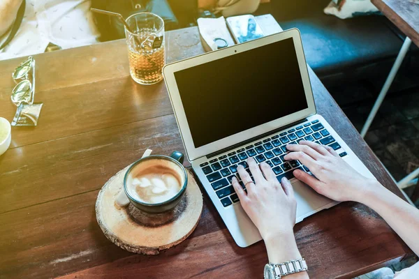 Femeile Închid Mâna Tastând Laptop Ceașcă Artă Latte Masa Lemn — Fotografie, imagine de stoc