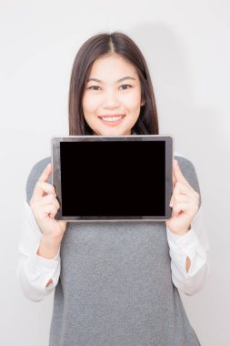 İş kadını beyaz arka planda tablet bilgisayar kullanıyor