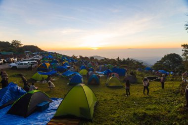 Tretking Hill 'deki kamp çadırı sabah güneşinin doğuşu doğa eğlencesi.