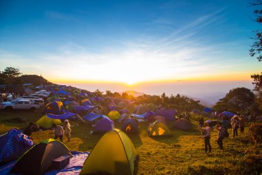 Tretking Hill 'deki kamp çadırı sabah güneşinin doğuşu doğa eğlencesi.
