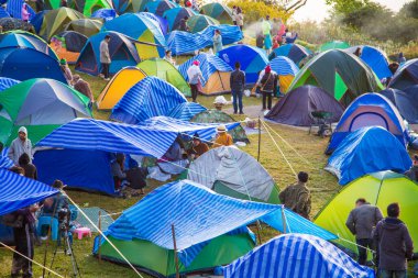 Tretking Hill 'deki kamp çadırı sabah güneşinin doğuşu doğa eğlencesi.