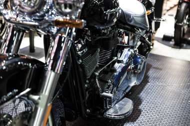 Çift pistonlu parlak krom motosiklet motoru.