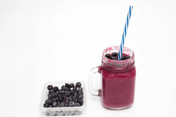 Batido Arándanos Vidrio Con Fruta Fresca Sobre Fondo Blanco — Foto de Stock