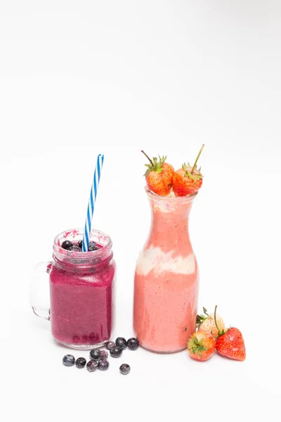 Erdbeer Blaubeer Smoothie Mit Frischen Früchten Auf Weißem Hintergrund — Stockfoto