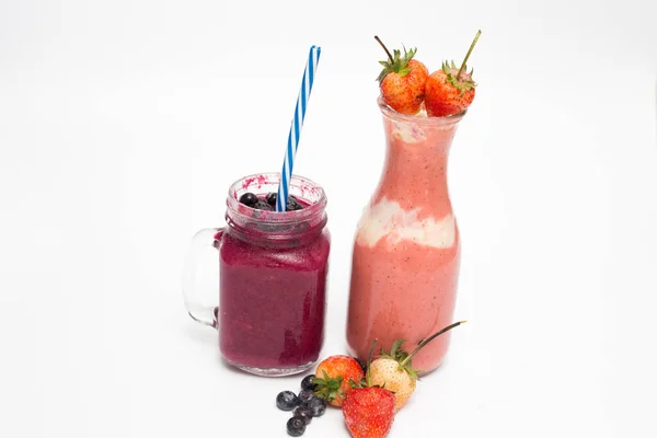 Erdbeer Blaubeer Smoothie Mit Frischen Früchten Auf Weißem Hintergrund — Stockfoto