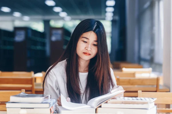 Asiatiska Affärskvinnor Läser Bok Biblioteket Education Concept — Stockfoto