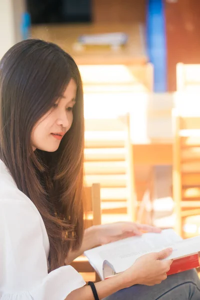Азійські Бізнес Жінки Читають Книги Бібліотеці Освіта Концепції — стокове фото