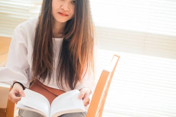 Азиатские Деловые Женщины Читают Книги Библиотеке Концепция Образования — стоковое фото