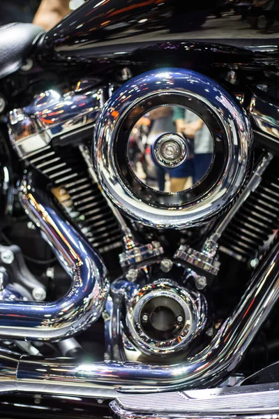 光沢のあるクロムオートバイエンジンとともにツインピストンクローズアップ — ストック写真