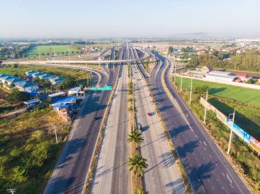 Ulaşım kavşağı çevre yolu. Tayland 'ın kırsal kesiminde sabah araç hareketleri var. Hava manzaralı.
