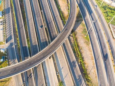 Ulaşım kavşağı çevre yolu. Tayland 'ın kırsal kesiminde sabah araç hareketleri var. Hava manzaralı.