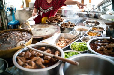 Erişteli ördek çorbası, Çin yemeği.