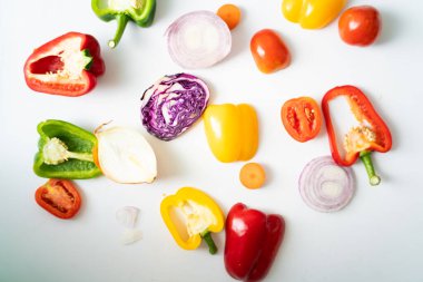 Beyaz arka planda çeşitli beta karoten taze meyve ve sebze manzarası