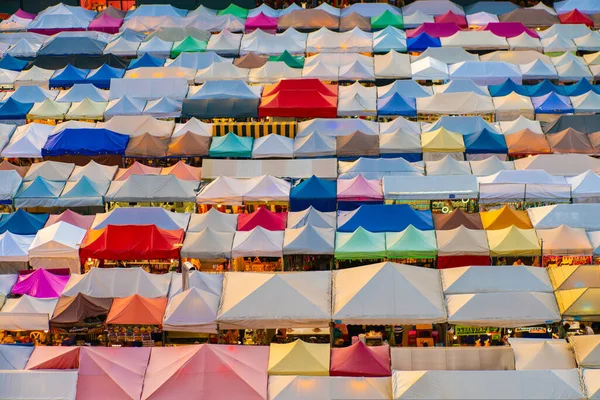 Mercado Noturno Colorido Com Muitas Lojas Bangkok Tailândia — Fotografia de Stock