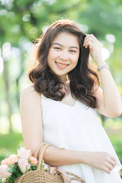 Beautifulk Femmes Asiatiques Loisirs Dans Parc Public Ville Avec Lumière — Photo