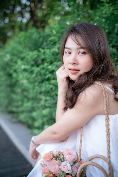 Beautifulk Femmes Asiatiques Loisirs Dans Parc Public Ville Avec Lumière — Photo