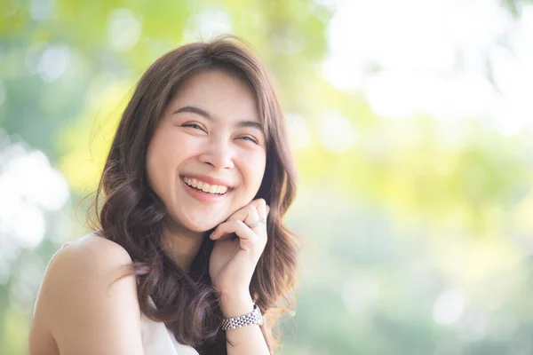 Retrato Sonriente Hermosa Asiático Mujeres Parque Mañana Luz Con Bokeh —  Fotos de Stock