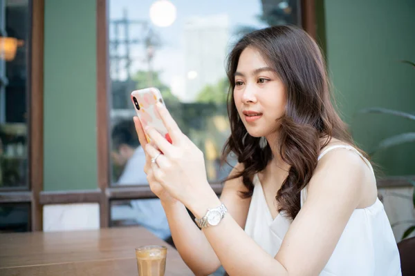 Красивые Азиатские Женщины Используют Смартфон Питьевой Кофе Кафе Деловые Женщины — стоковое фото