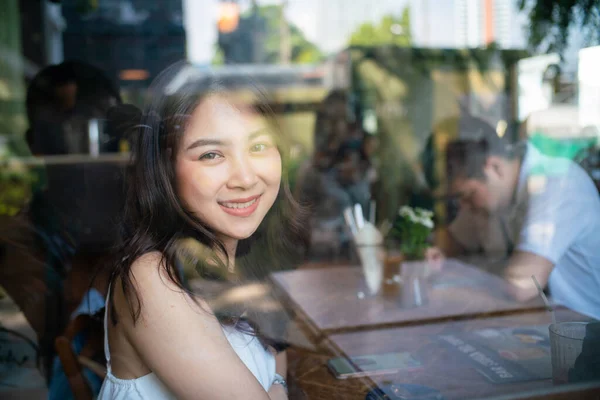 Lächelnde Asiatische Businessfrauen Sitzen Kunstcafé Spiegel — Stockfoto