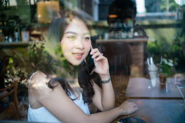 Красивые Азиатские Женщины Используют Смартфон Питьевой Кофе Кафе Деловые Женщины — стоковое фото