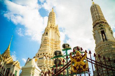 Wat Arun ratchawararam Budist tapınağı Bulutlu mavi gökyüzüne karşı, Bangkok Tayland