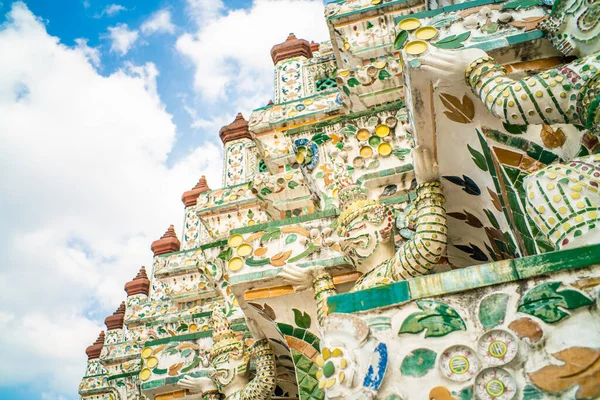 Estatua Stand Gigante Wat Arun Templeof Amanecer Bangkok Tailandia —  Fotos de Stock