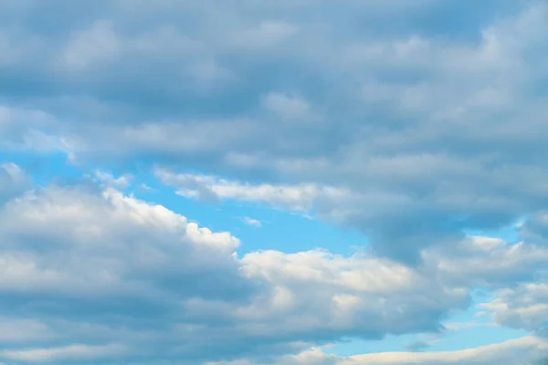 Idylliczne Błękitne Niebo Puszystym Zachmurzeniem Zachód Słońca Tło Natury — Zdjęcie stockowe