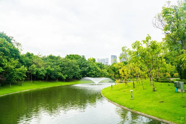 Parque Público Ciudad Día Soleado Con Río Árboles Verdes Fondo — Foto de Stock